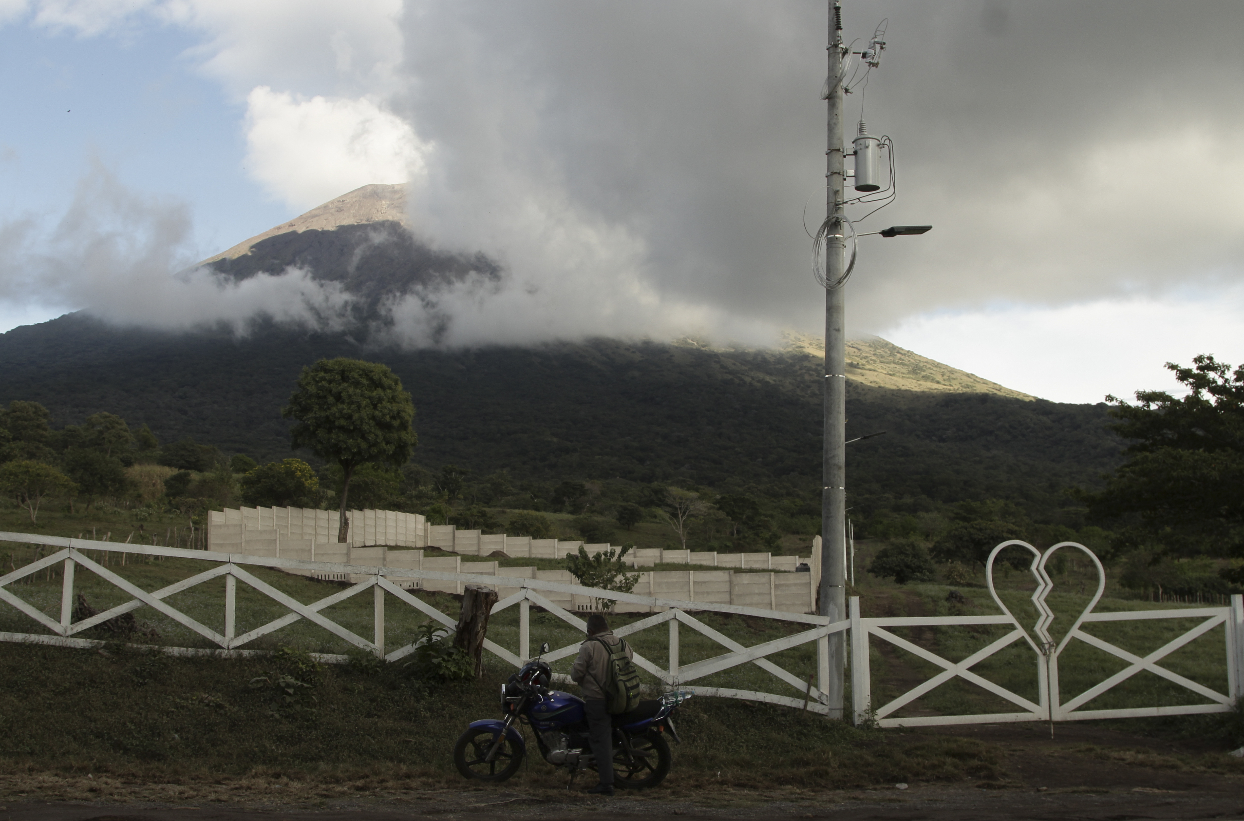 SAN SALVADOR  El Salvador Volcano  El Salvador  Volcano eruption  സാൻ സാൽവഡോർ  എൽ സാൽവഡോർ  കിഴക്കൻ എൽ സാൽവഡോറിൽ അഗ്നിപർവ്വത സ്‌ഫോടനം  അഗ്നിപർവ്വത സ്‌ഫോടനം  അഗ്നിപർവതം  അഗ്നിപർവത സ്‌ഫോടനം  കിഴക്കൻ എൽ സാൽവഡോറിൽ