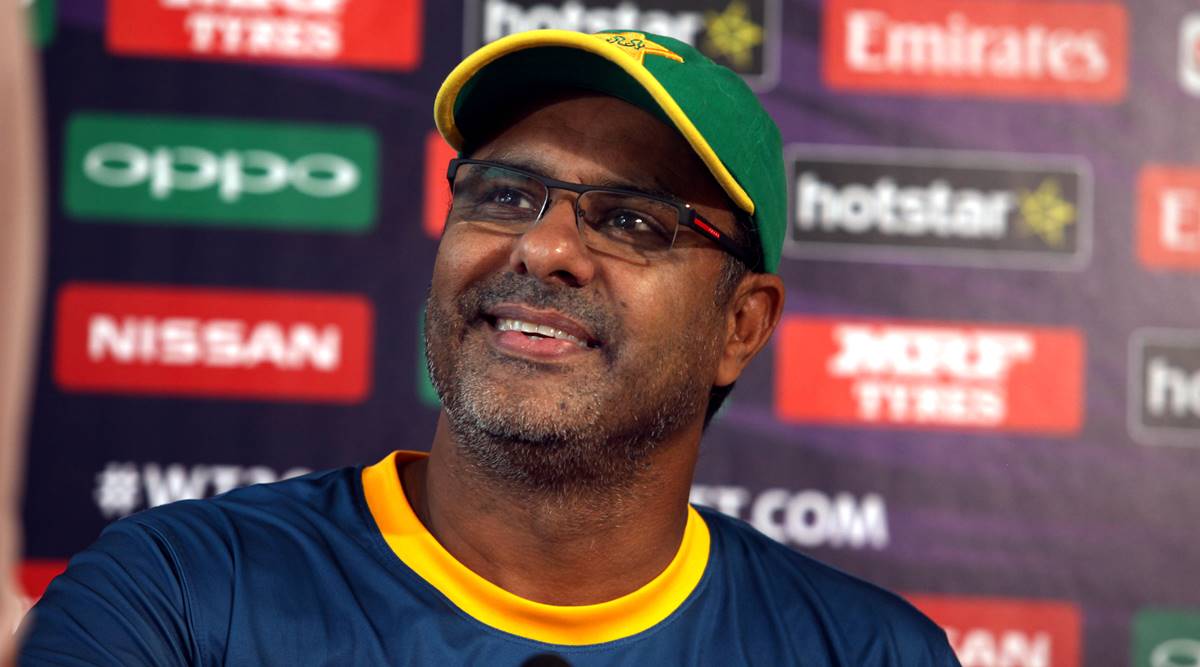 former bowler waqar younis apply for bowling coach in pakistan cricket team