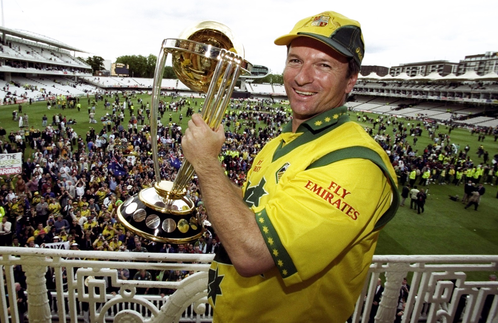 Steve Waugh with the World Cup trophy