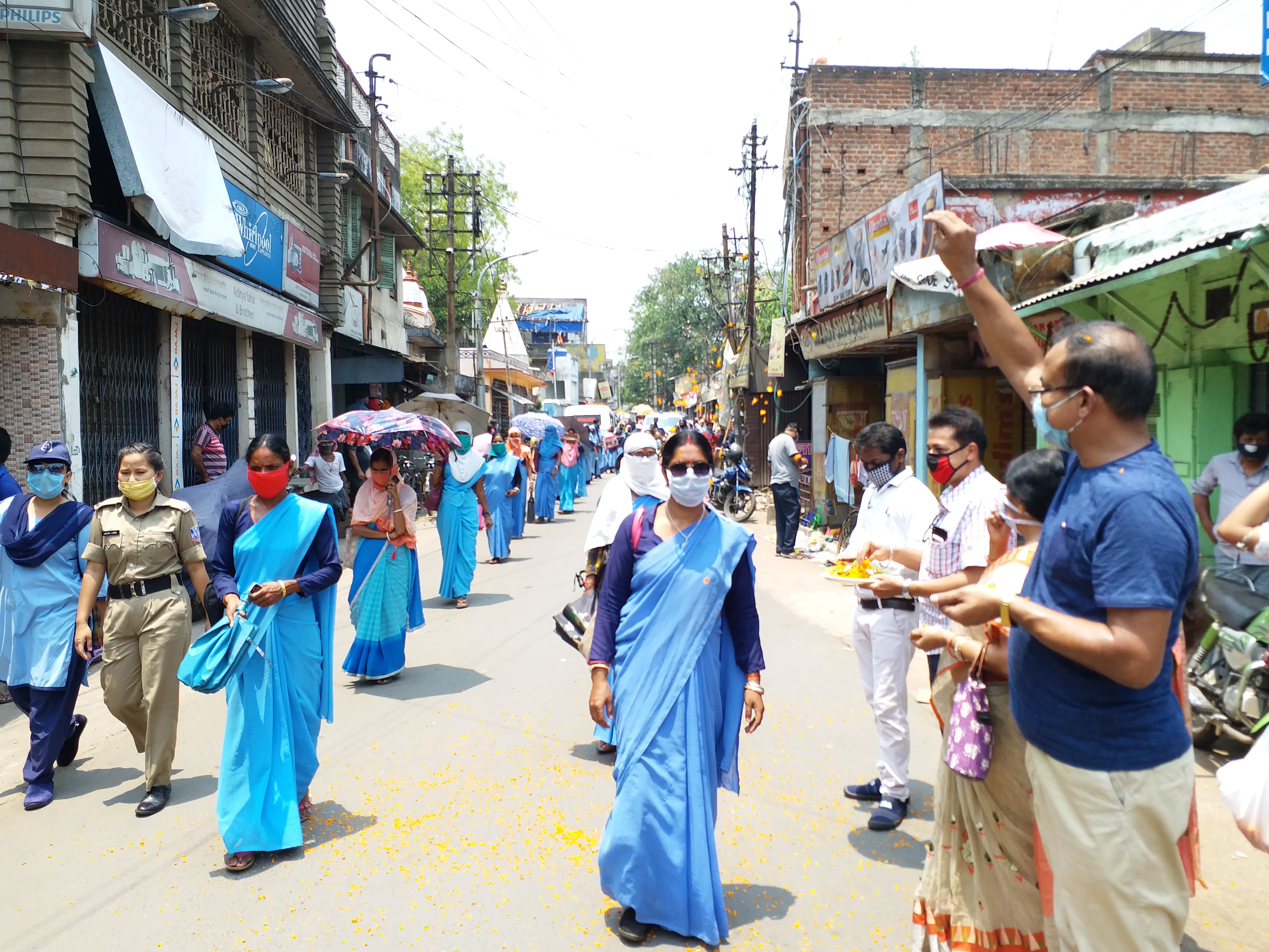 রানিগঞ্জে চিকিৎসক, স্বাস্থ্যকর্মী ও পুলিশের উপর পুষ্পবৃষ্টি স্থানীয়দের