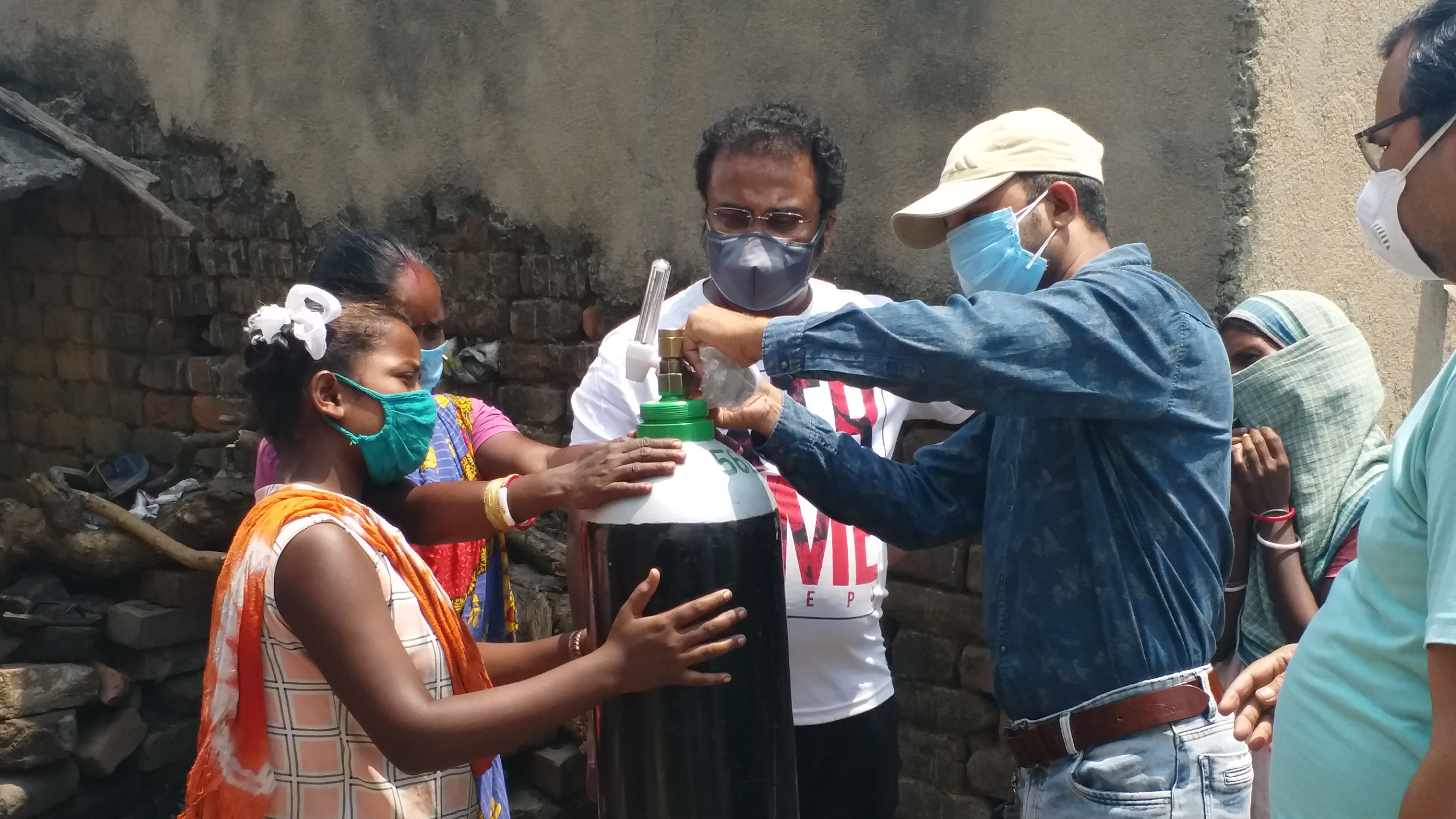 অক্সিজেন প্রশিক্ষণ দেওয়া হচ্ছে গ্রামবাসীদের