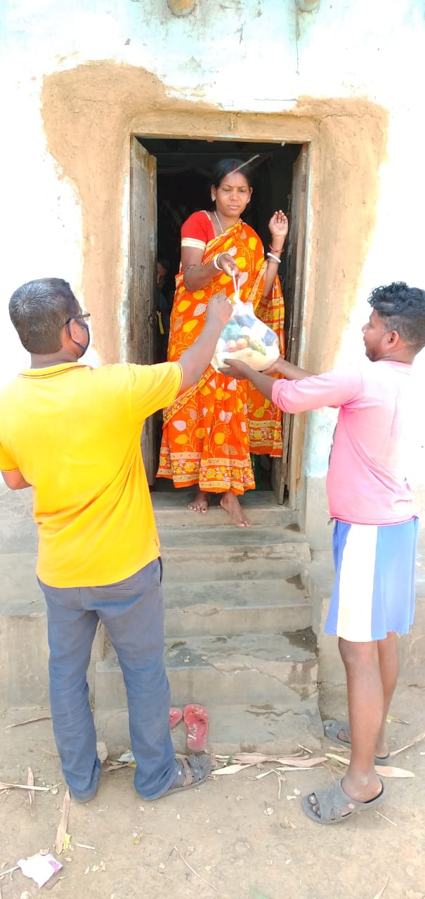 a primary teacher distributing food to poor in the lockdown