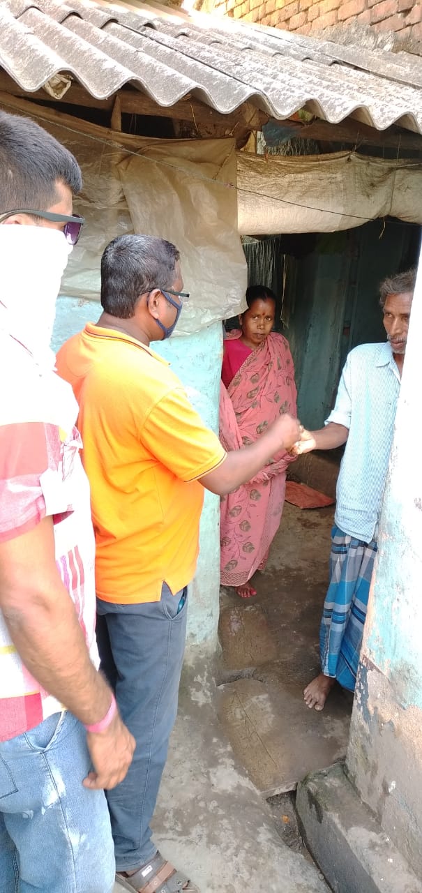 a primary teacher distributing food to poor in the lockdown