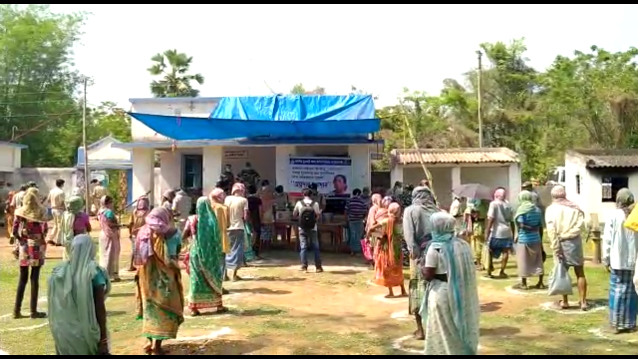 Bankura police distribute food for poor