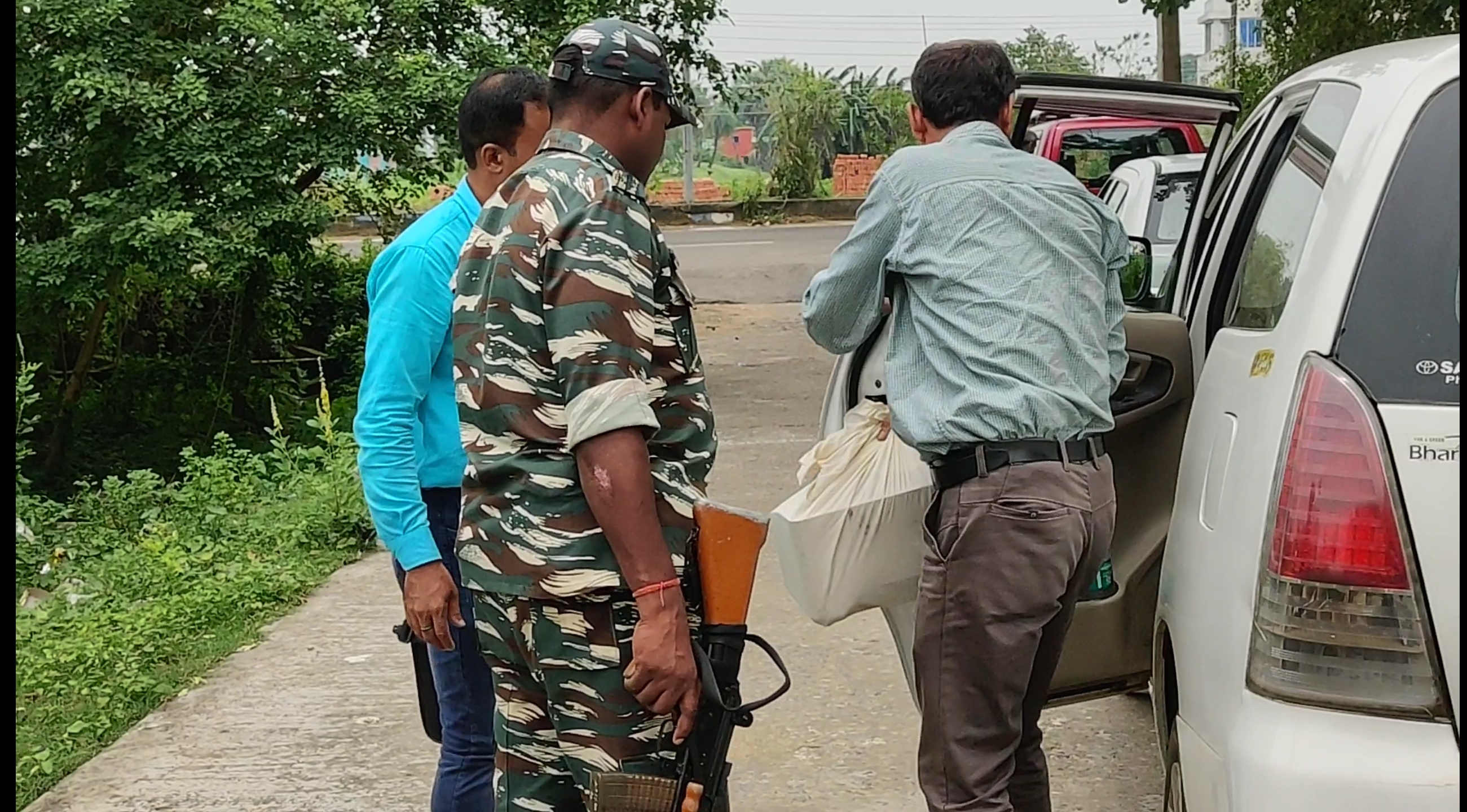 cbi-raid-at-anubrata-mandal-bodyguard-bolpur-flat