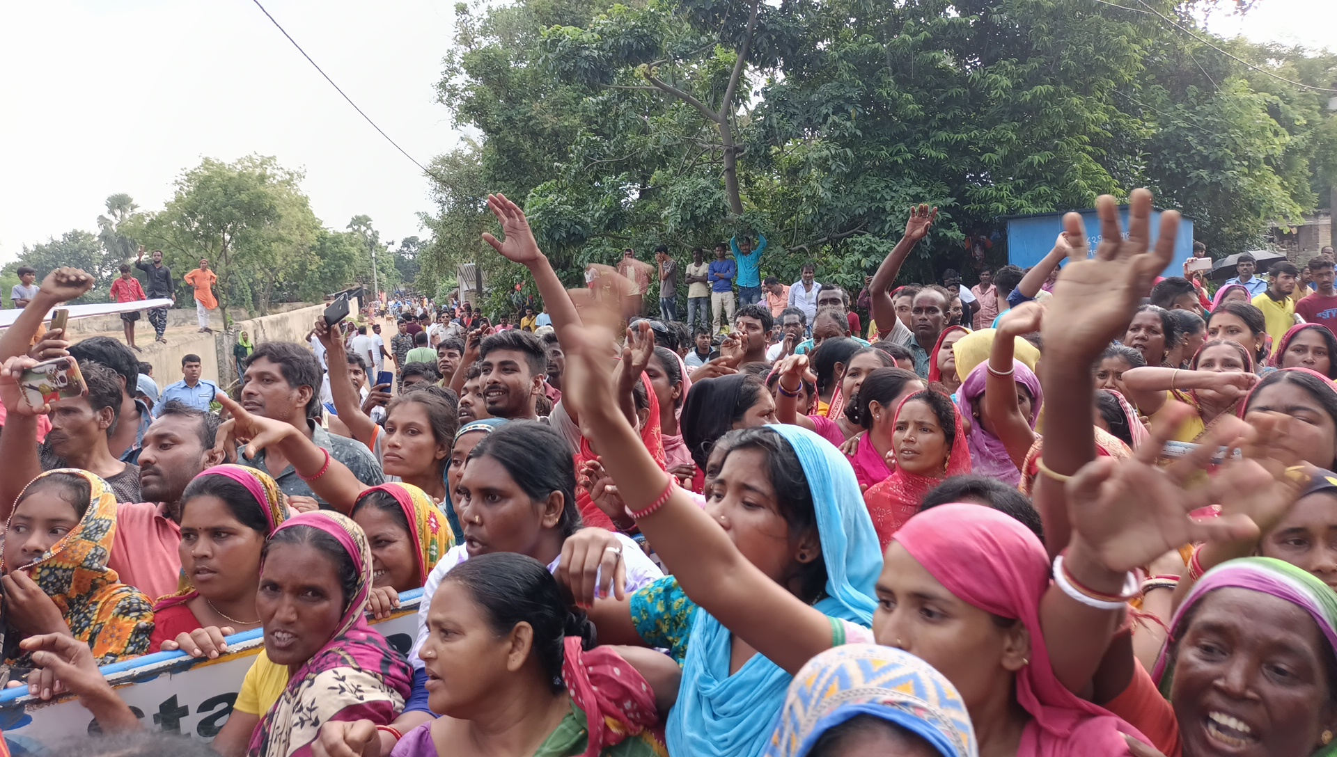 locket-chatterjee-protests-at-santiniketan-ps-in-child-murder-incident
