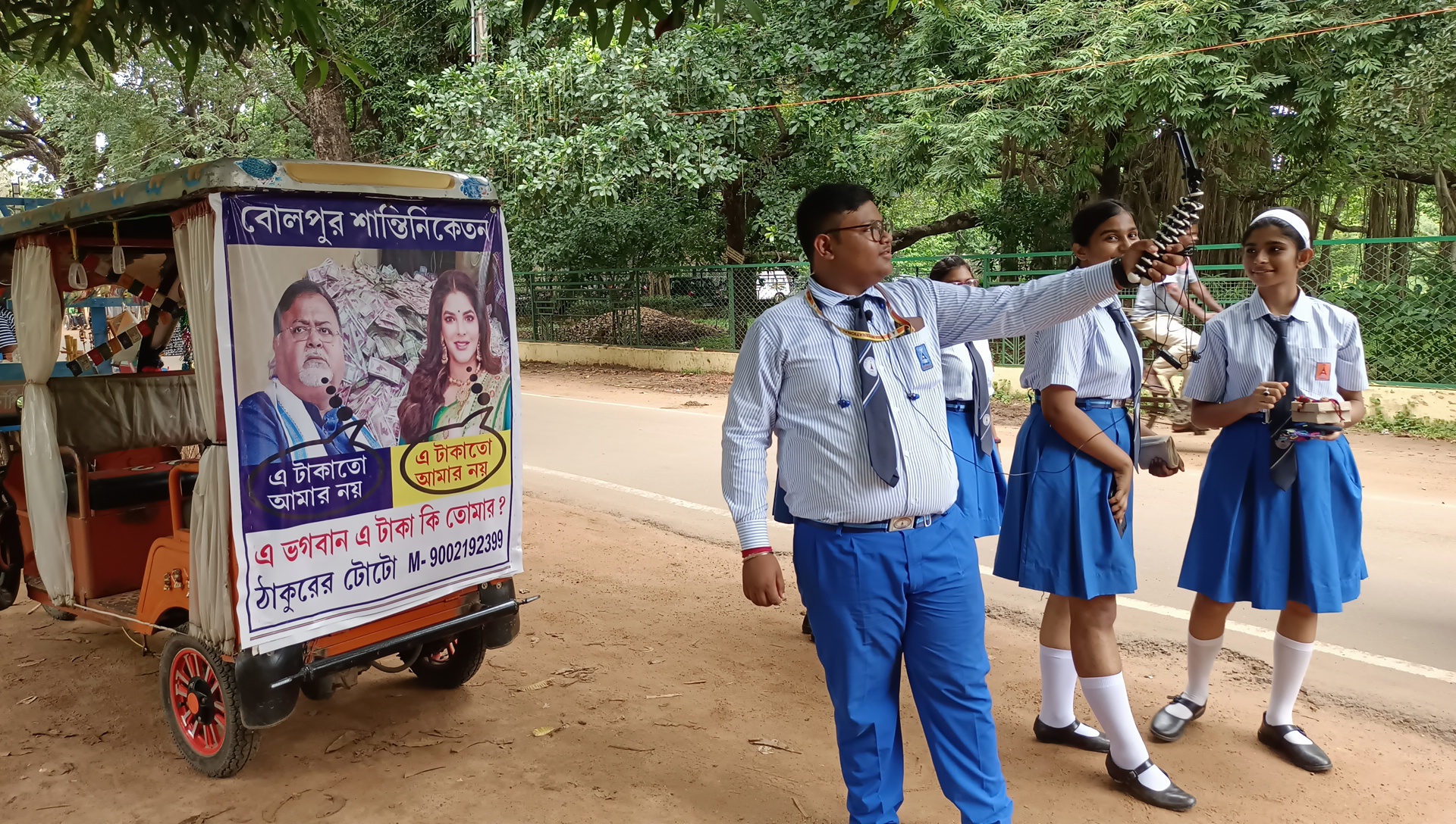 santiniketan-toto-driver-using-sarcastic-banner-of-partha-chatterjee-arpita-chatterjee-in-his-vehicle