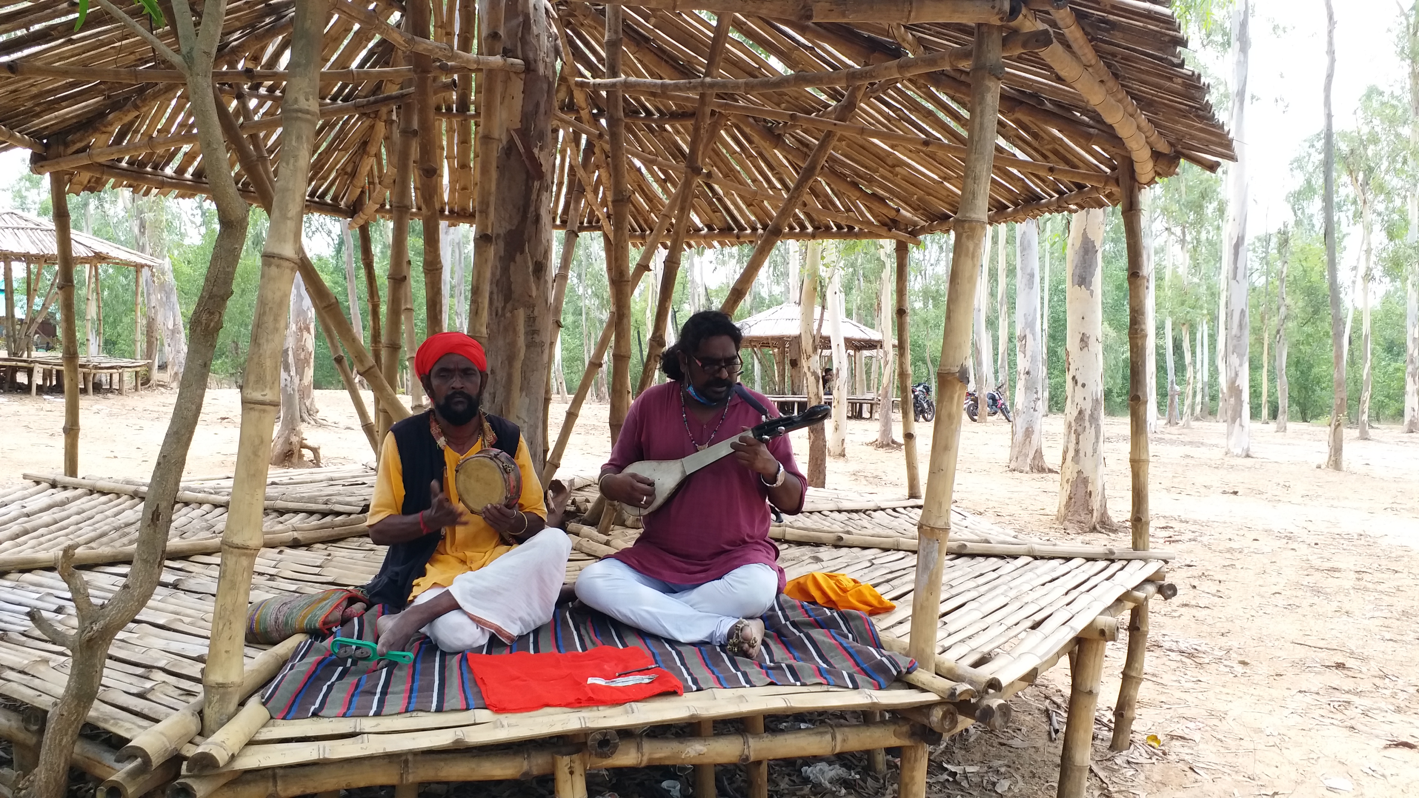 পর্যটকহীন ফাঁকা সোনাঝুরিতে বাউল শিল্পীরা