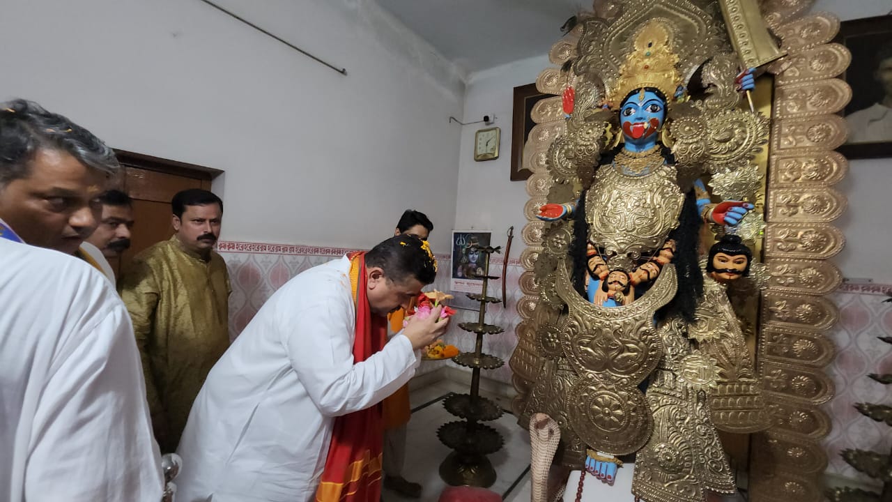 BJP leader Suvendu Adhikari seen with two Birbhum Trinamool Congress leaders at Bamna Kali Temple