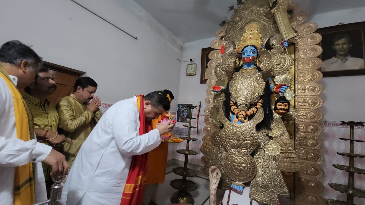 BJP leader Suvendu Adhikari seen with two Birbhum Trinamool Congress leaders at Bamna Kali Temple