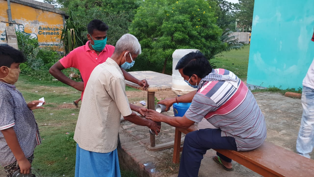 এক টাকায় এক পোয়া দুধ দিচ্ছে পাল্লারোড পল্লীমঙ্গল সমিতি