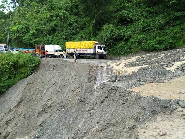 मूसलाधार बारिश के कारण भूस्खलन