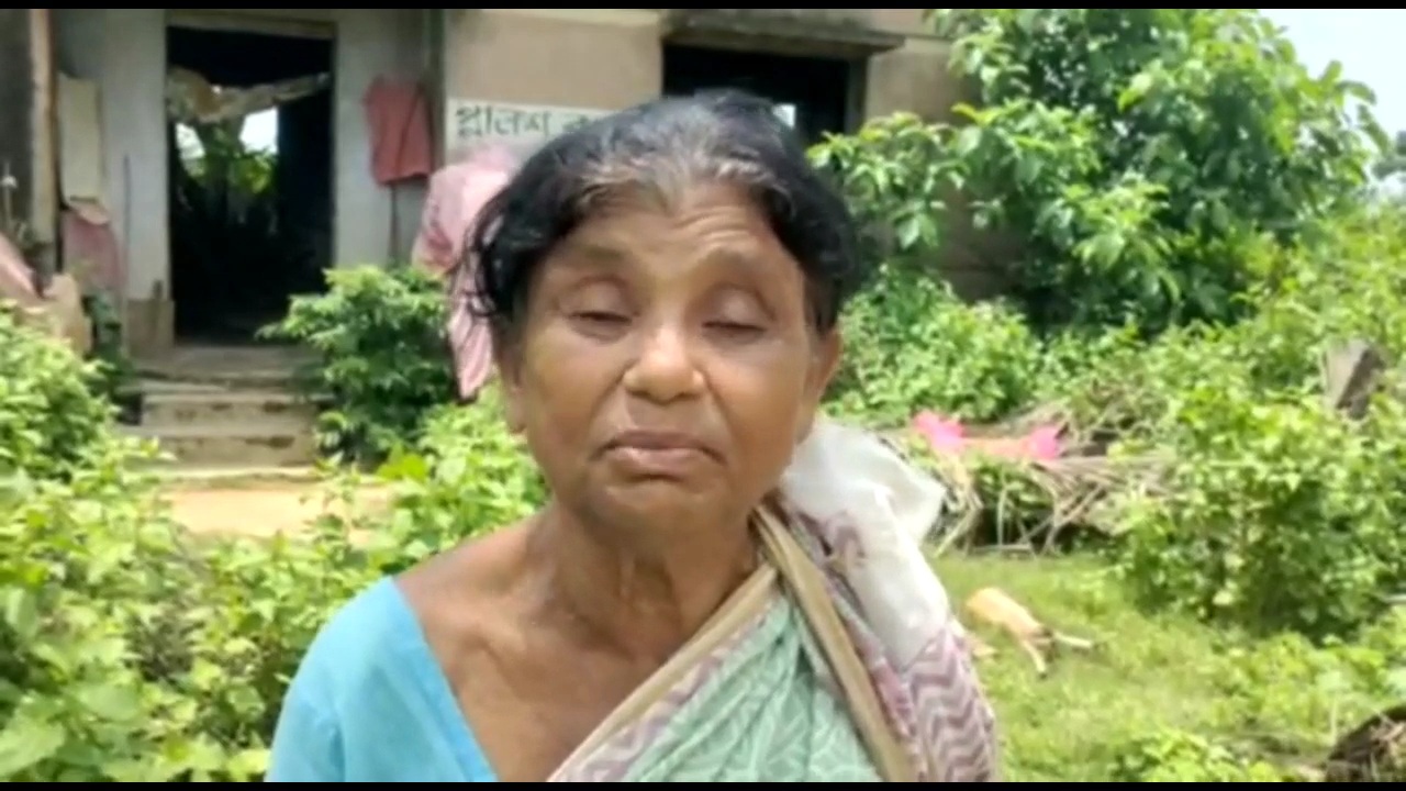 elderly woman living in abounded police camp at durgapur