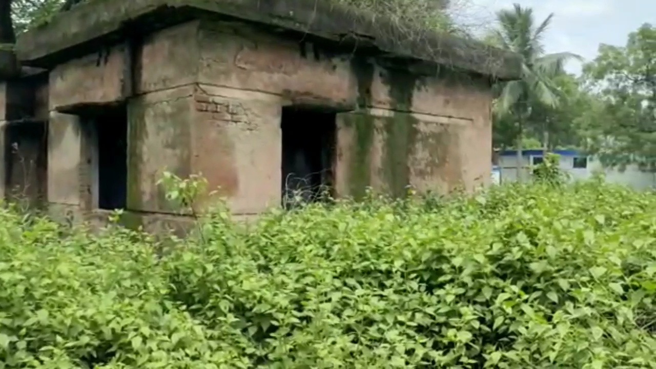 elderly woman living in abounded police camp at durgapur