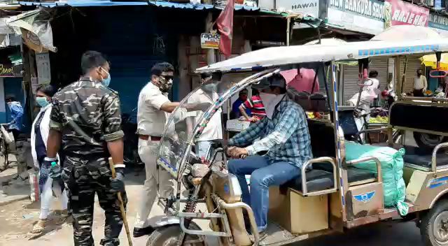 দুর্গাপুরের রাস্তায় অবাধে ঘুরছে টোটো