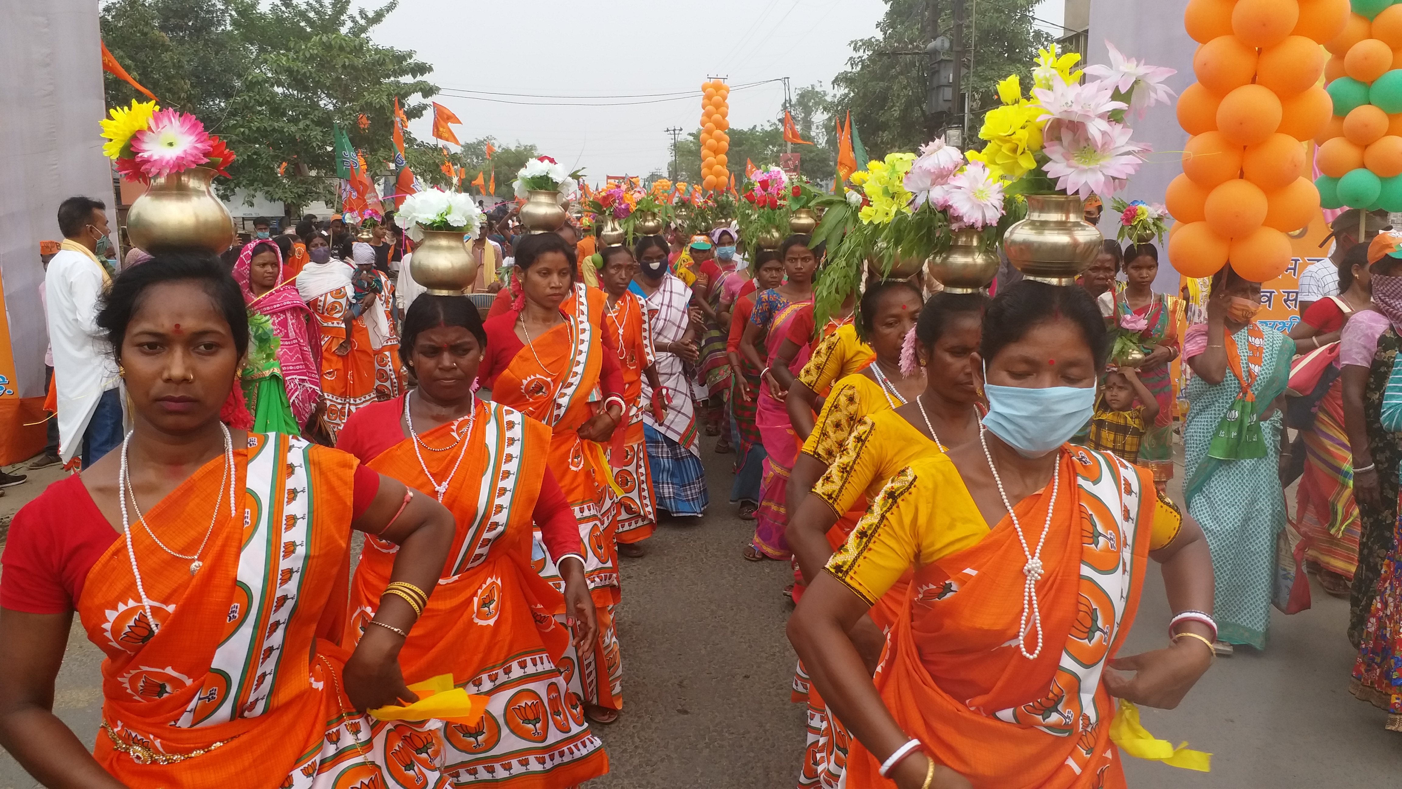 মাস্ক হীন রোড-শো