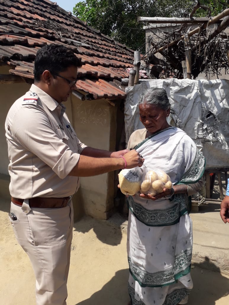 Durgapur asansol police workers gave groceries to the poor people in lockdown