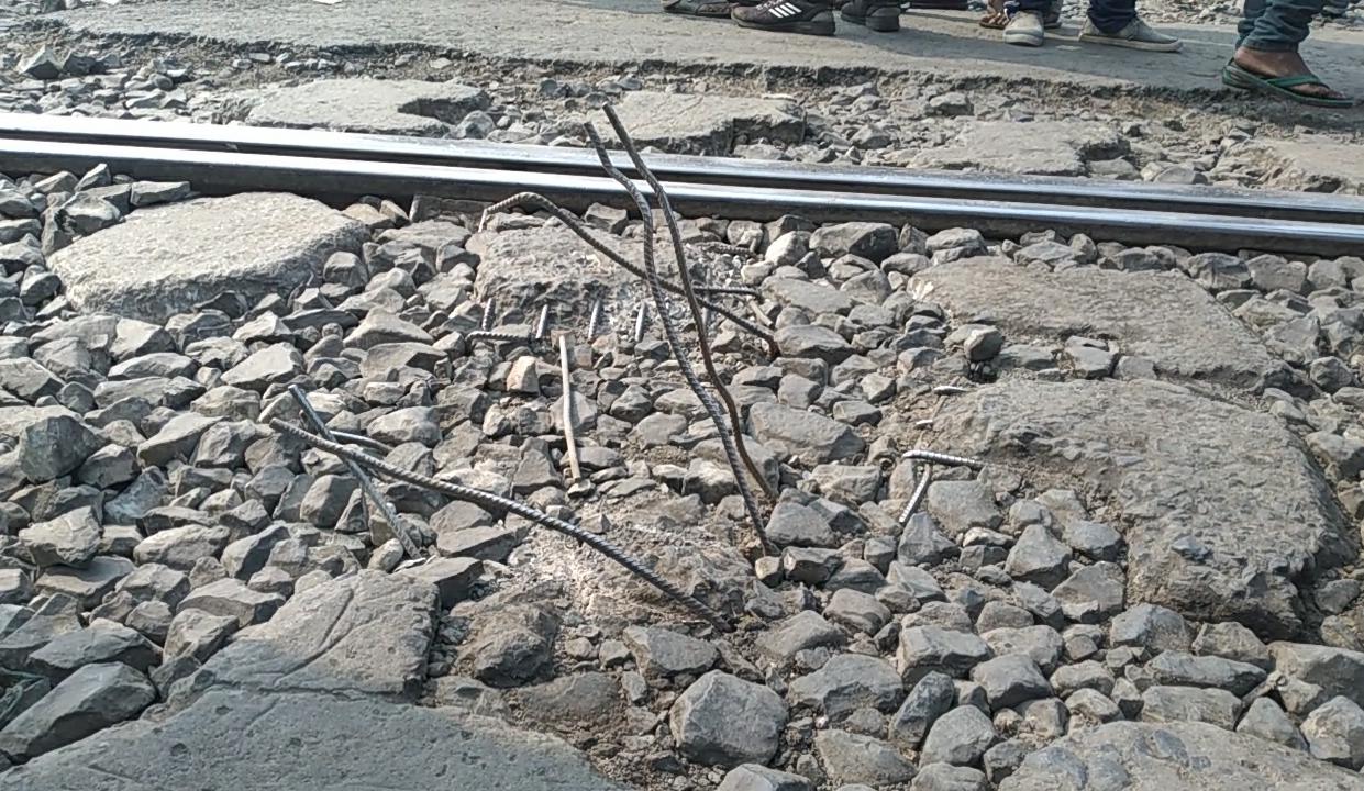 local people railgate blockade due to bad condition of road