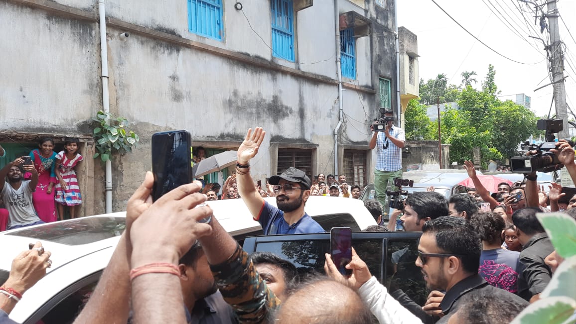 Prosenjit Chatterjee visit Piyali Basak home in Chandannagar