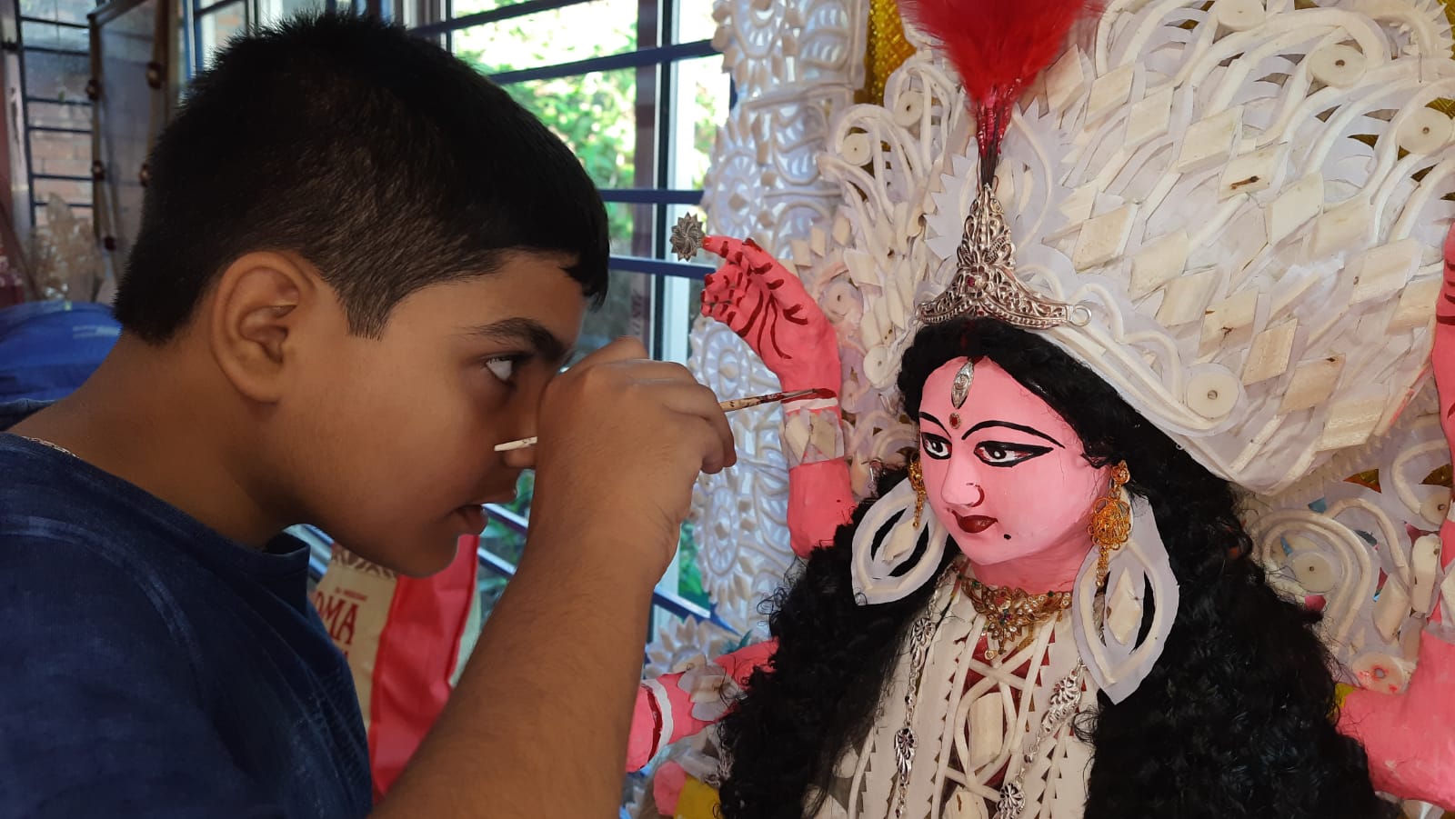 Chandannagar boy made three feet size Jagadhatri idol