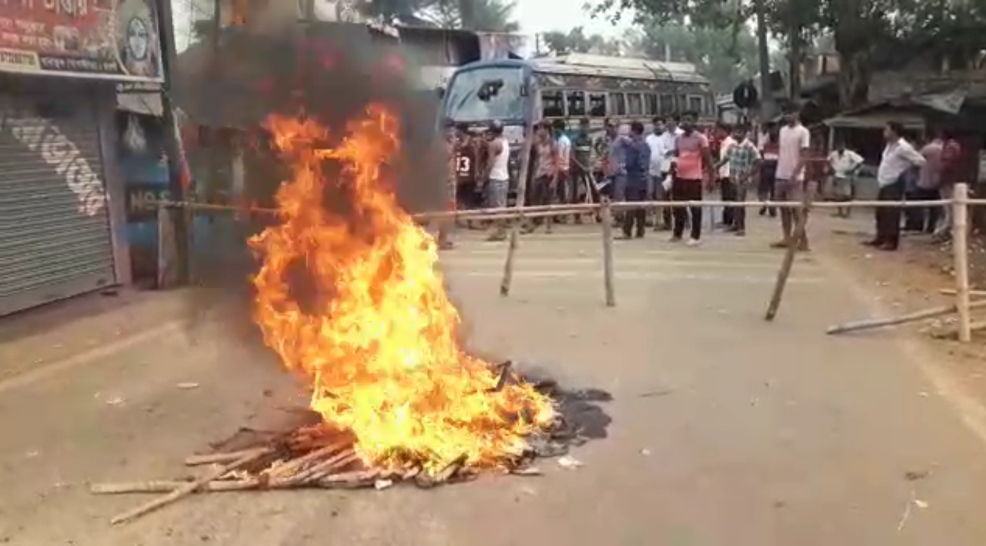 রাস্তায় টায়ার জ্বালিয়ে পথ অবরোধ বিজেপির