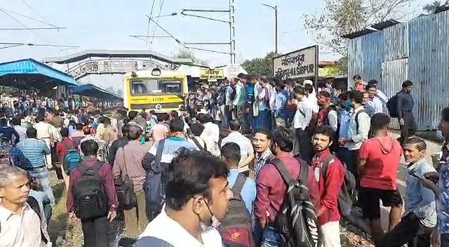 Rail blocked at Hooghly over train cancellation delay