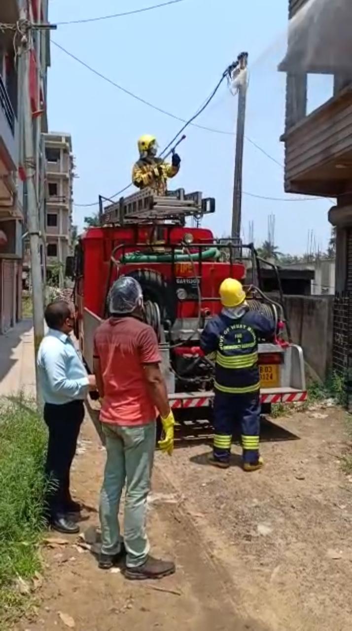 কোরোনা আক্রান্তের বাড়ি জীবাণুমুক্ত করার কাজ করছে দমকল