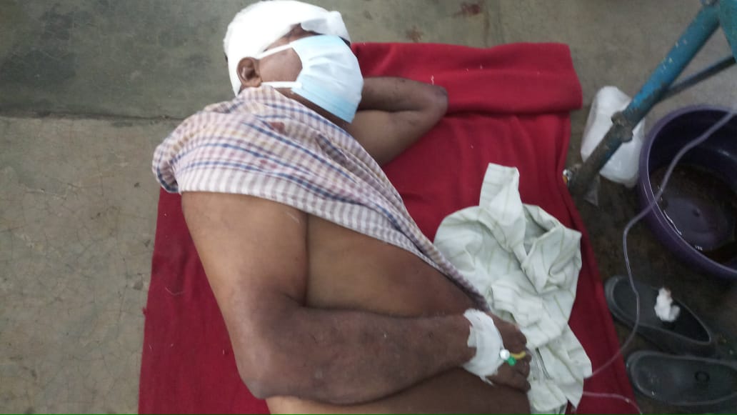 elderly couple injured during robbery in their house at chinsurah