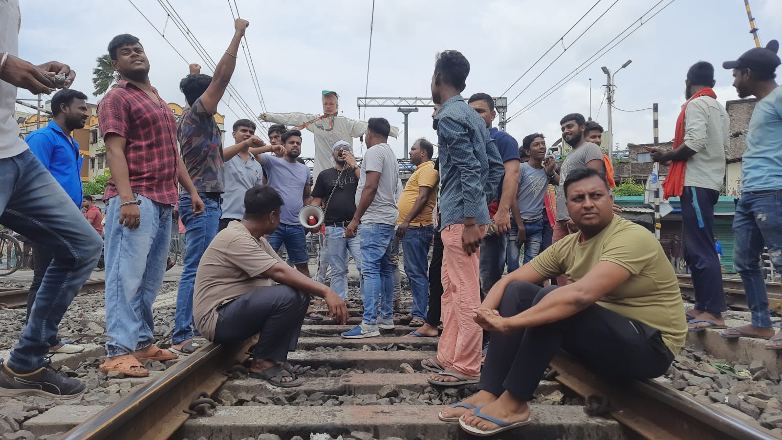 Rail blocked in Serampore due to Agnipath Scheme Protest