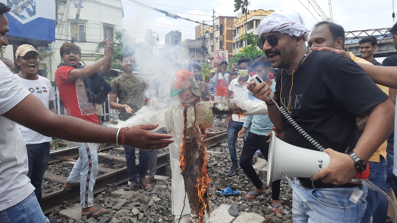 Rail blocked in Serampore due to Agnipath Scheme Protest