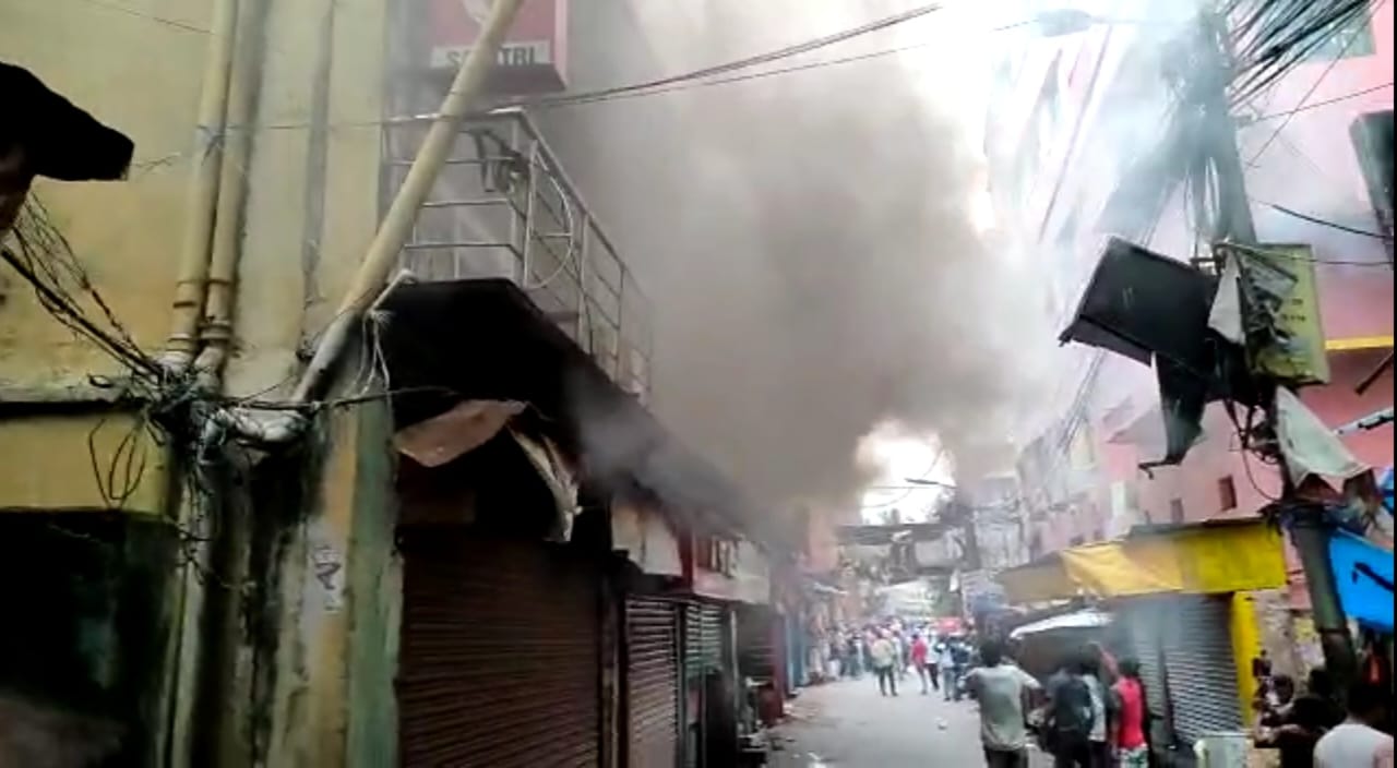 Massive Fire Engulfs a Building in Howrah