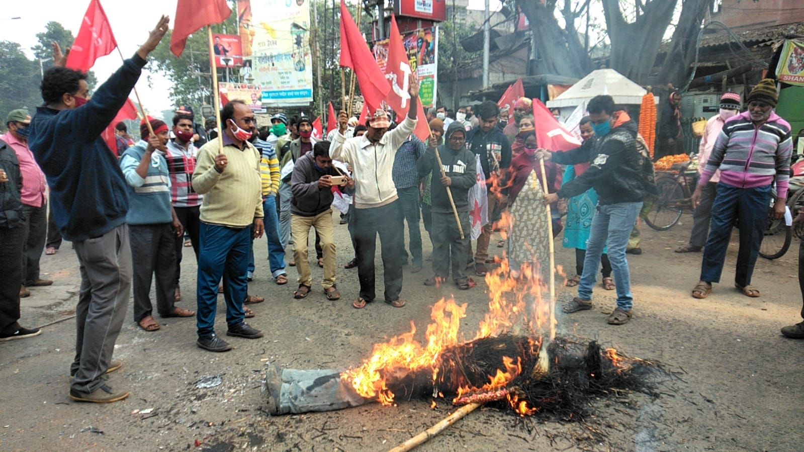 মোদির কুশ পুতুল পোড়াল বাম কর্মীরা