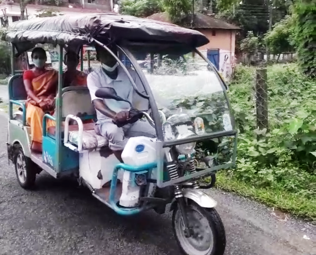 গান ছেড়ে টোটো চালাচ্ছেন ভাওয়াইয়া শিল্পীরা