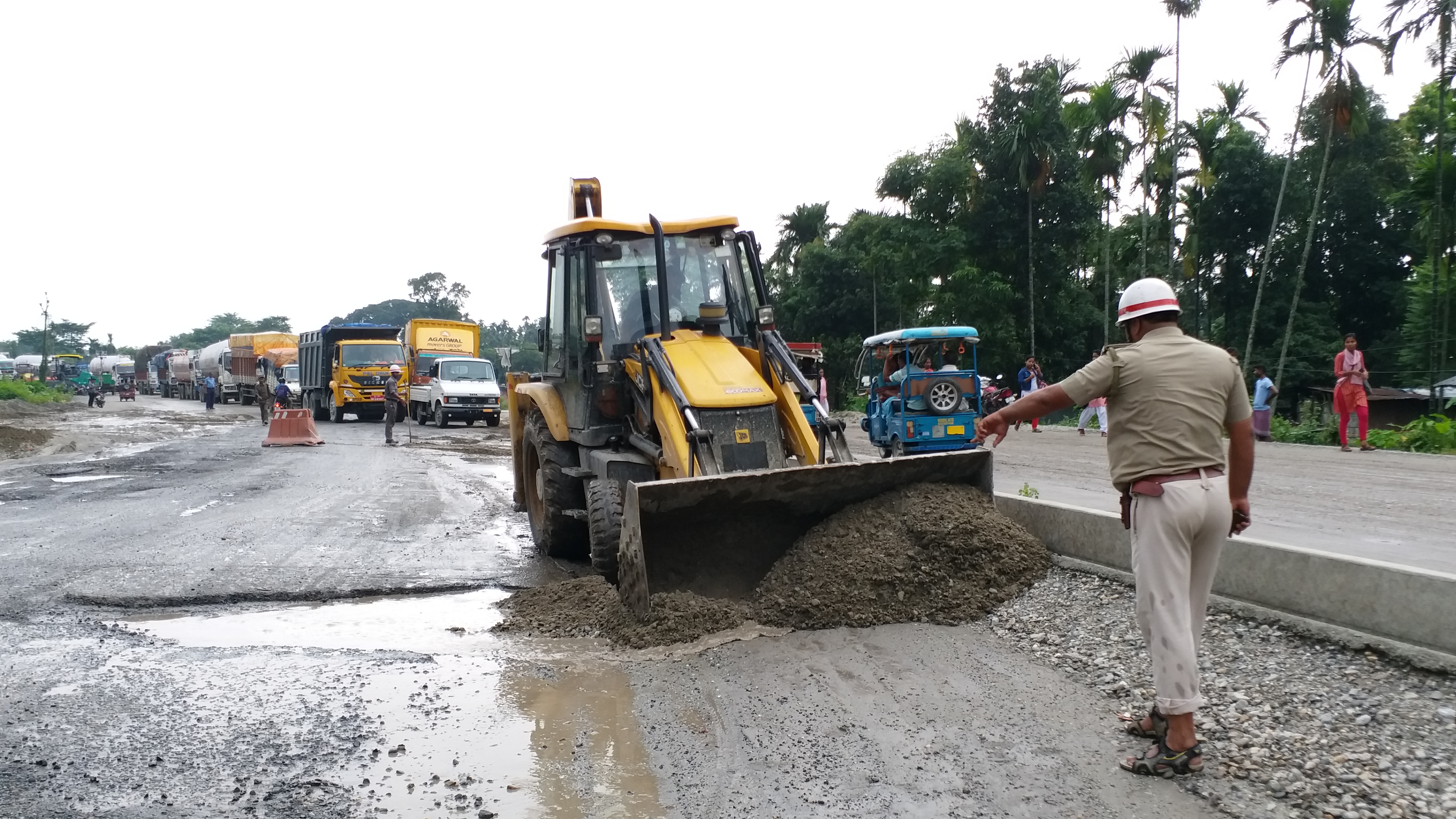 হাইওয়ে ট্র্যাফিক OC মেশিন ভাড়া করে নিয়ে এসে নিজেই রাস্তা মেরামতির কাজে নেমে পড়েছেন