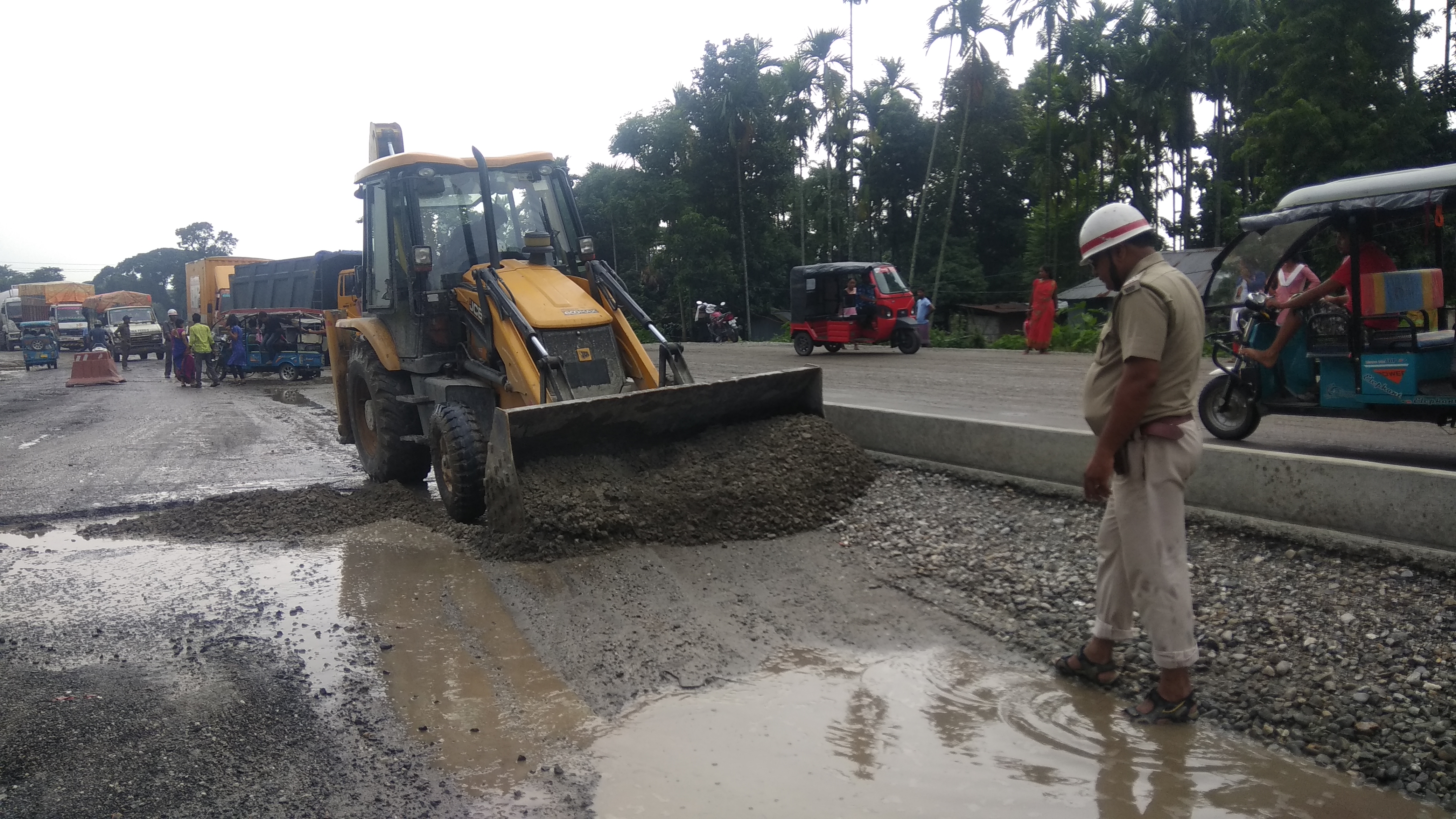 দীর্ঘক্ষণ ধরে রাস্তা কেটে সমান করার পরেই যান চলাচল স্বাভাবিক হয়