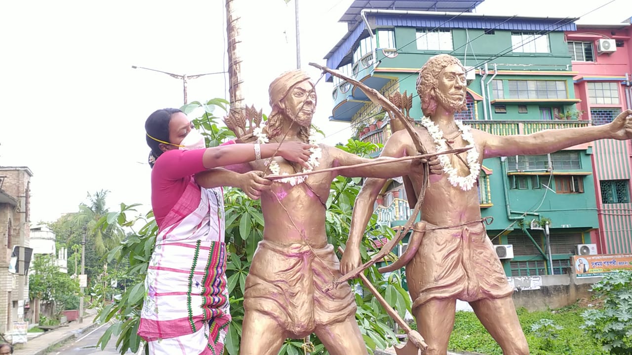 সিধু ও কানুর মূর্তিতে মালা দিয়ে মন্ত্রীত্বের শপথগ্রহণের পথে বিরবাহা হাঁসদা