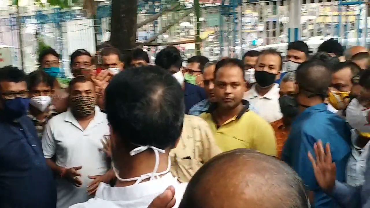 shopkeeper-of-kalighat-hawkers-market-show-agitation-in-front-of-firhad-hakim