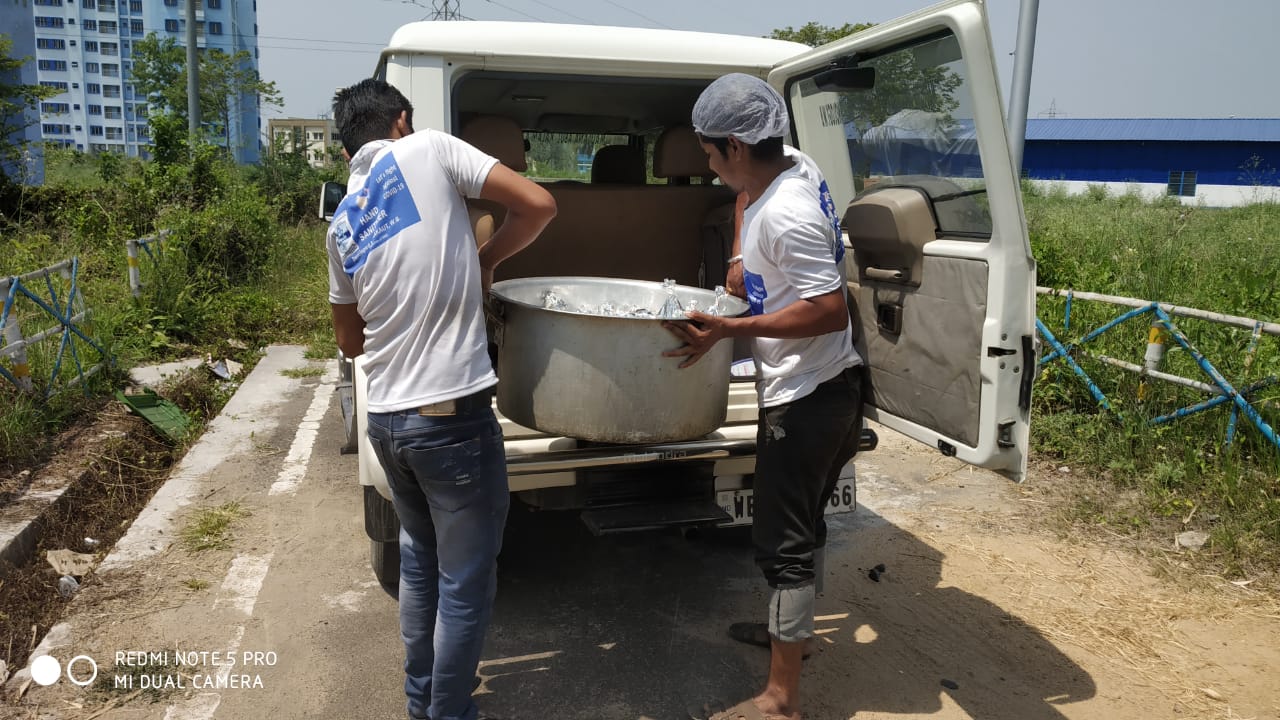 MAKAUT distributing food