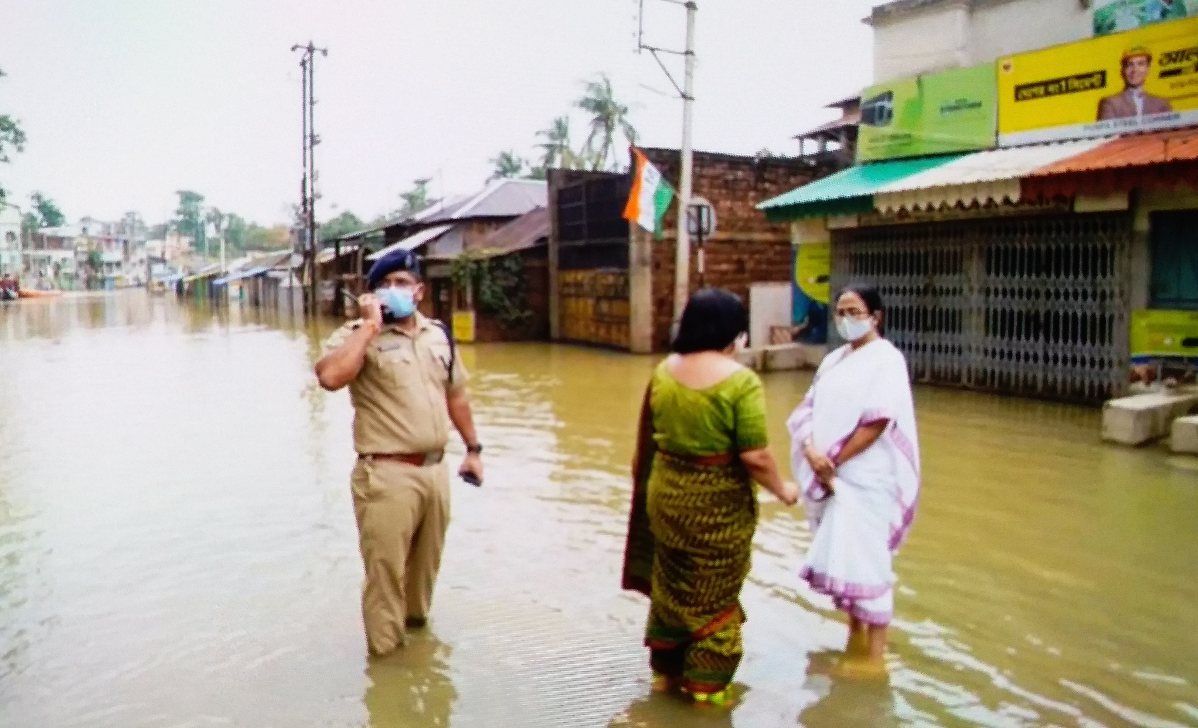 wb_kol_01_ mamata visits fliided ghatal in midnapore criticises centre_vis_7204837