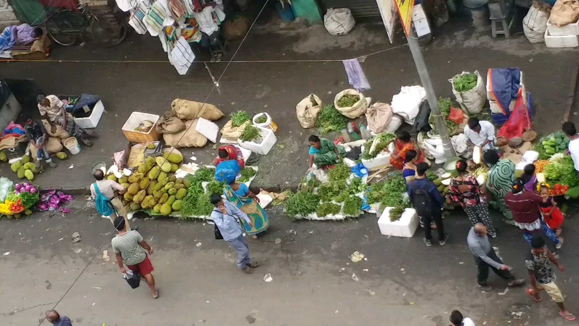 জলের দামে সবজি বিক্রি করতে বাধ্য হচ্ছেন চাষিরা