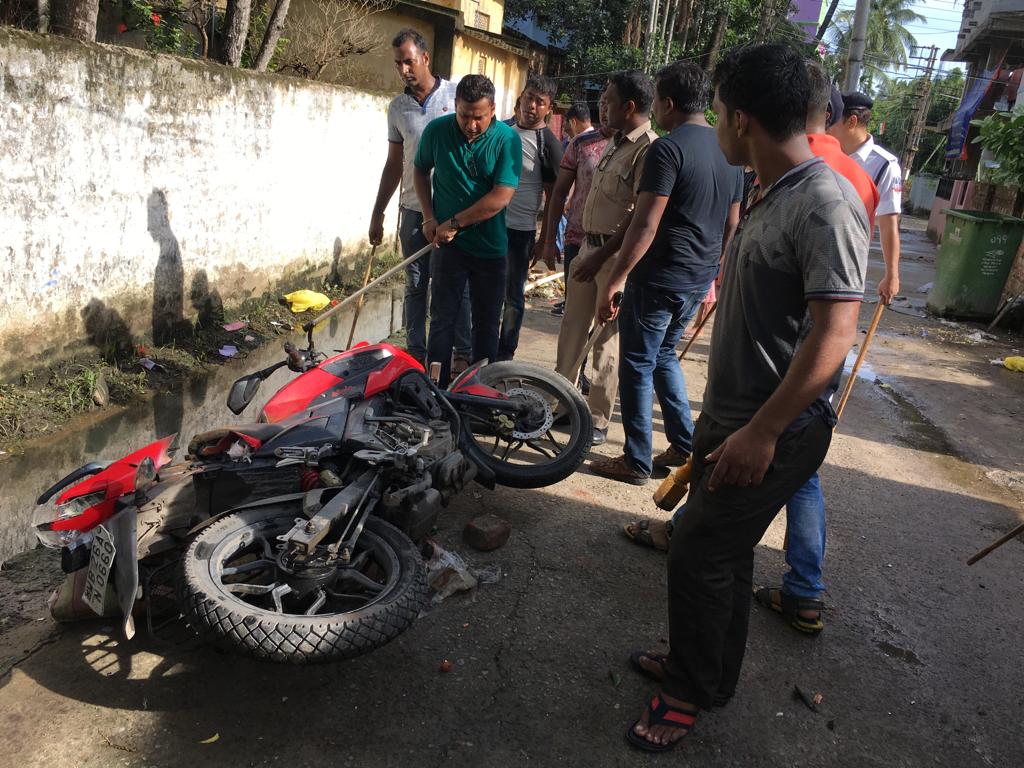 বিধাননগরের প্রাক্তন মেয়র সব্যসাচী দত্ত এবং ডেপুটি মেয়র তাপস চট্টোপাধ্যায়ের অনুগামীদের মধ্যে সংঘর্ষে ধুন্ধুমার রাজারহাট