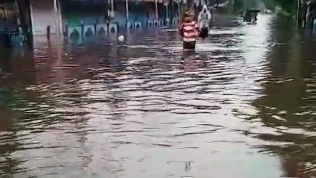 Continuous rains inundate most parts of Kolkata