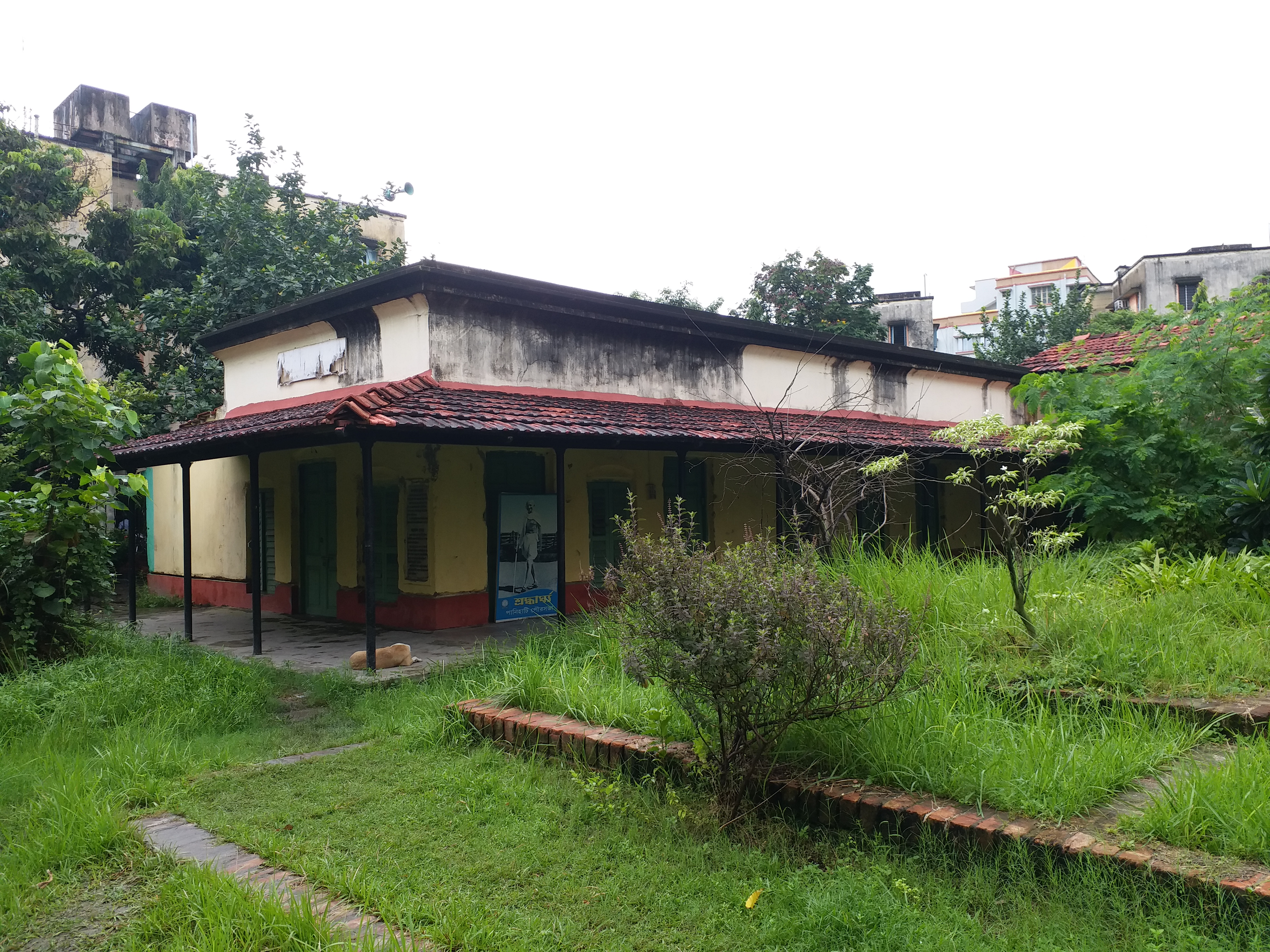 Gandhiji's Second Home is in ruins in Sodepur