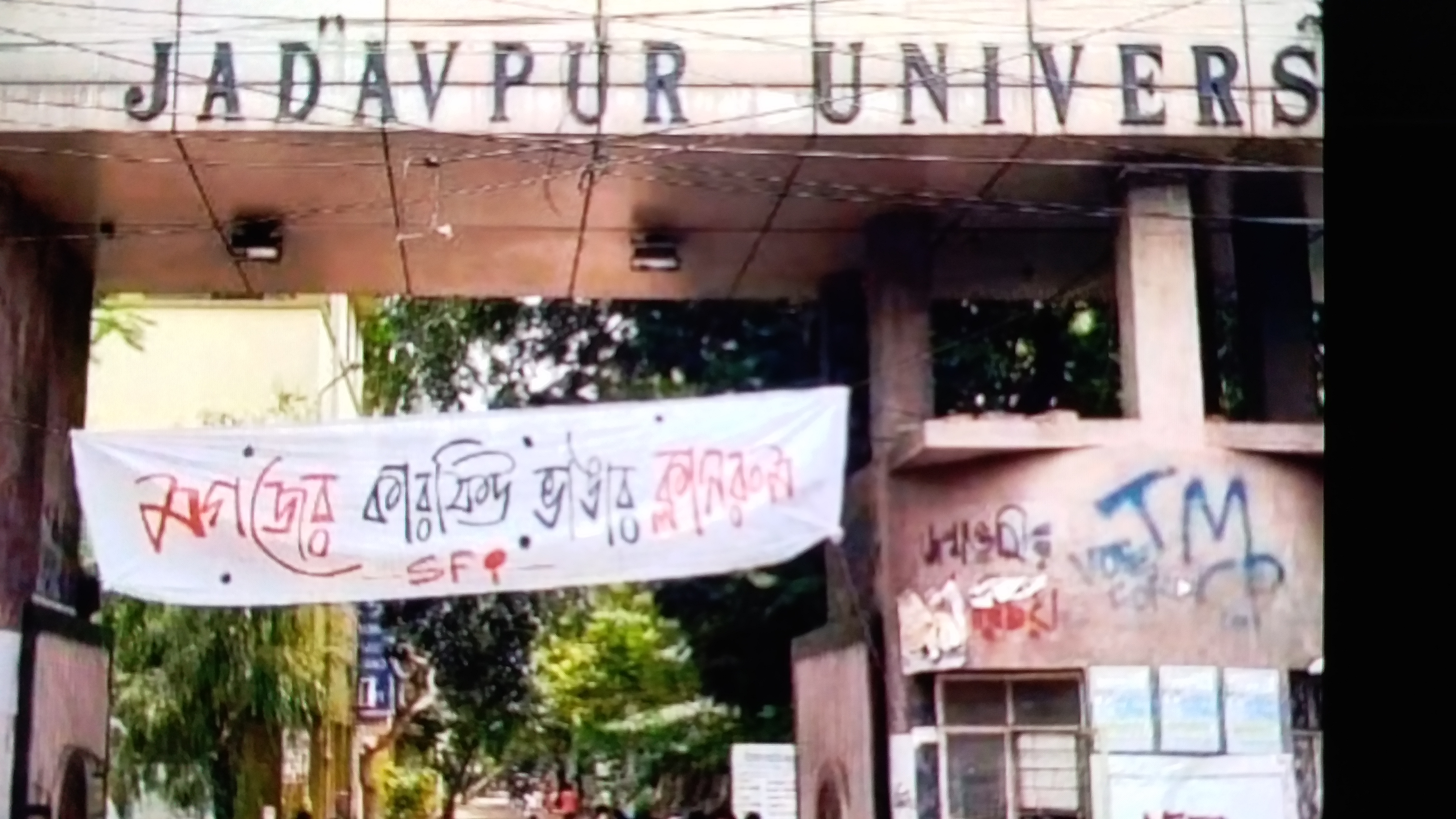 teachers and students started class on footpaths in protest