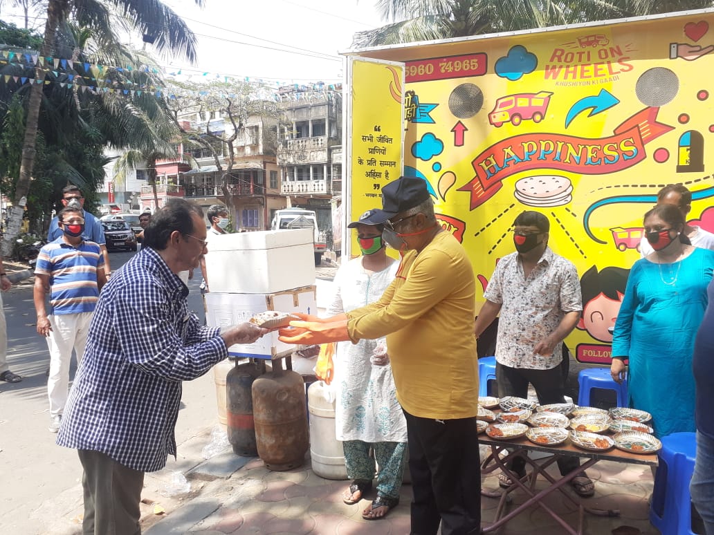 রুটি তৈরির মেশিন বসিয়ে খাবারের ঢালাও ব্যবস্থা শহরে