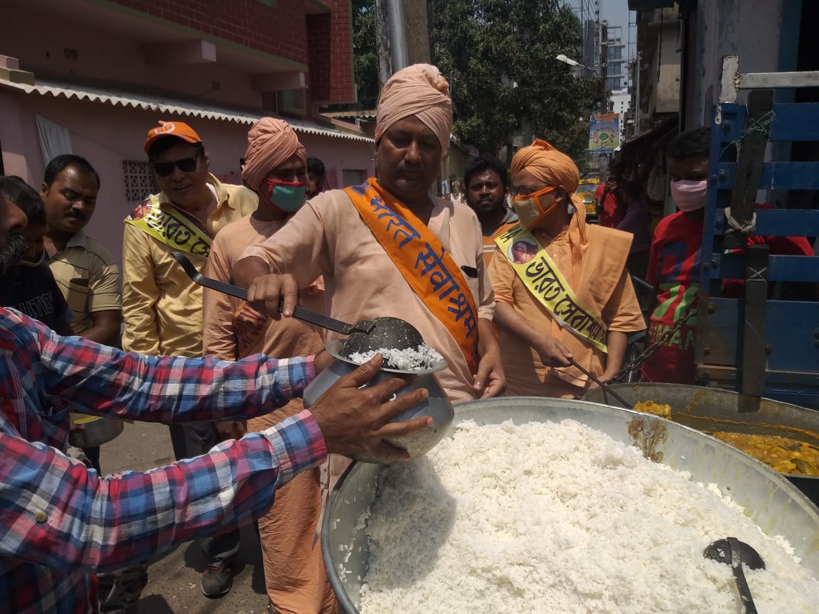 Bharat sebashram sangha is giving food to 30 thousand people all over india amid lockdown