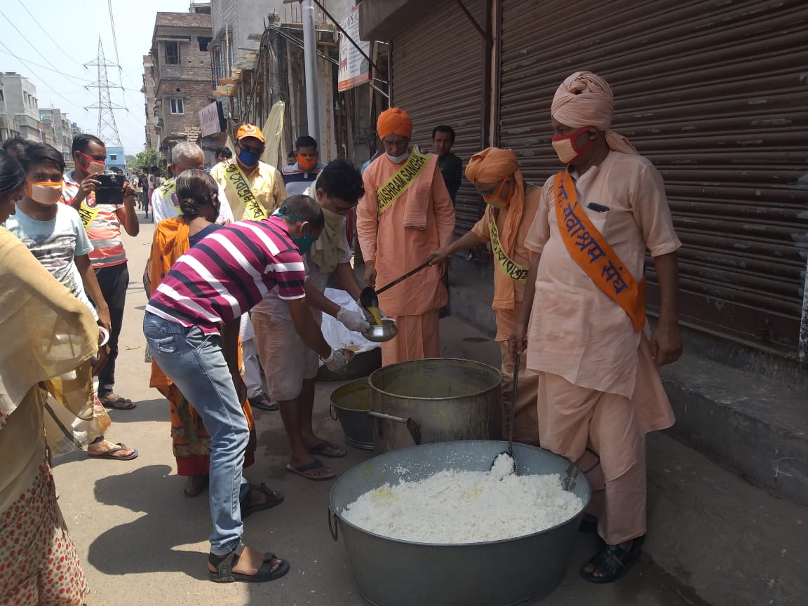 Bharat sebashram sangha is giving food to 30 thousand people all over india amid lockdown