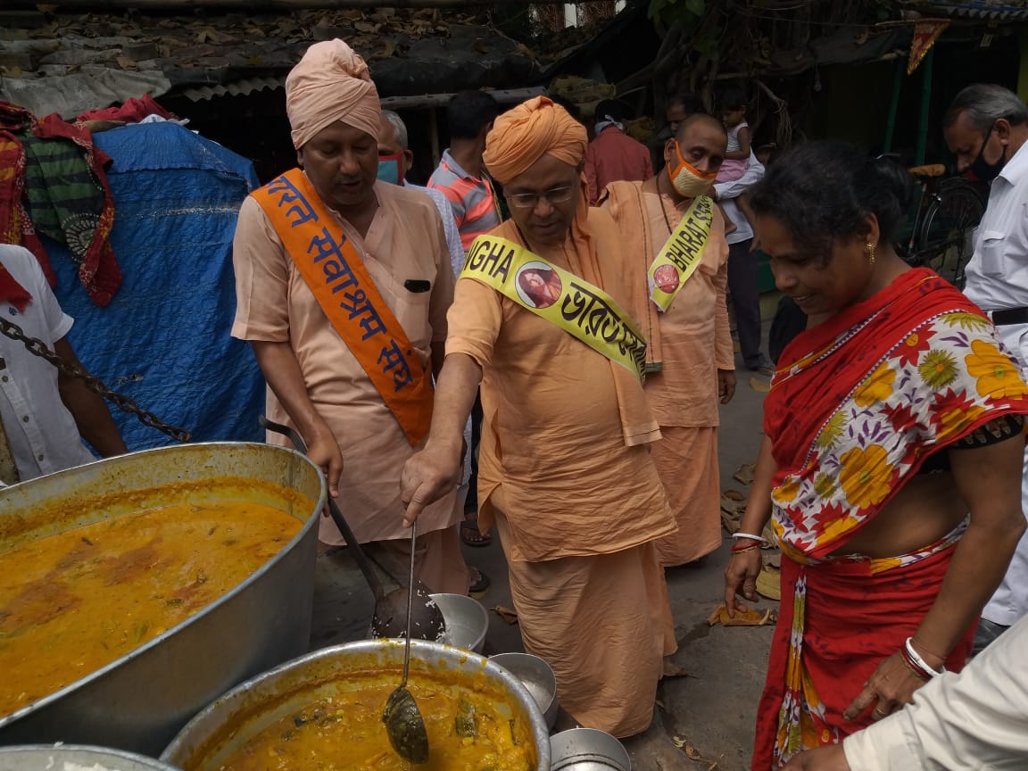 Bharat sebashram sangha is giving food to 30 thousand people all over india amid lockdown