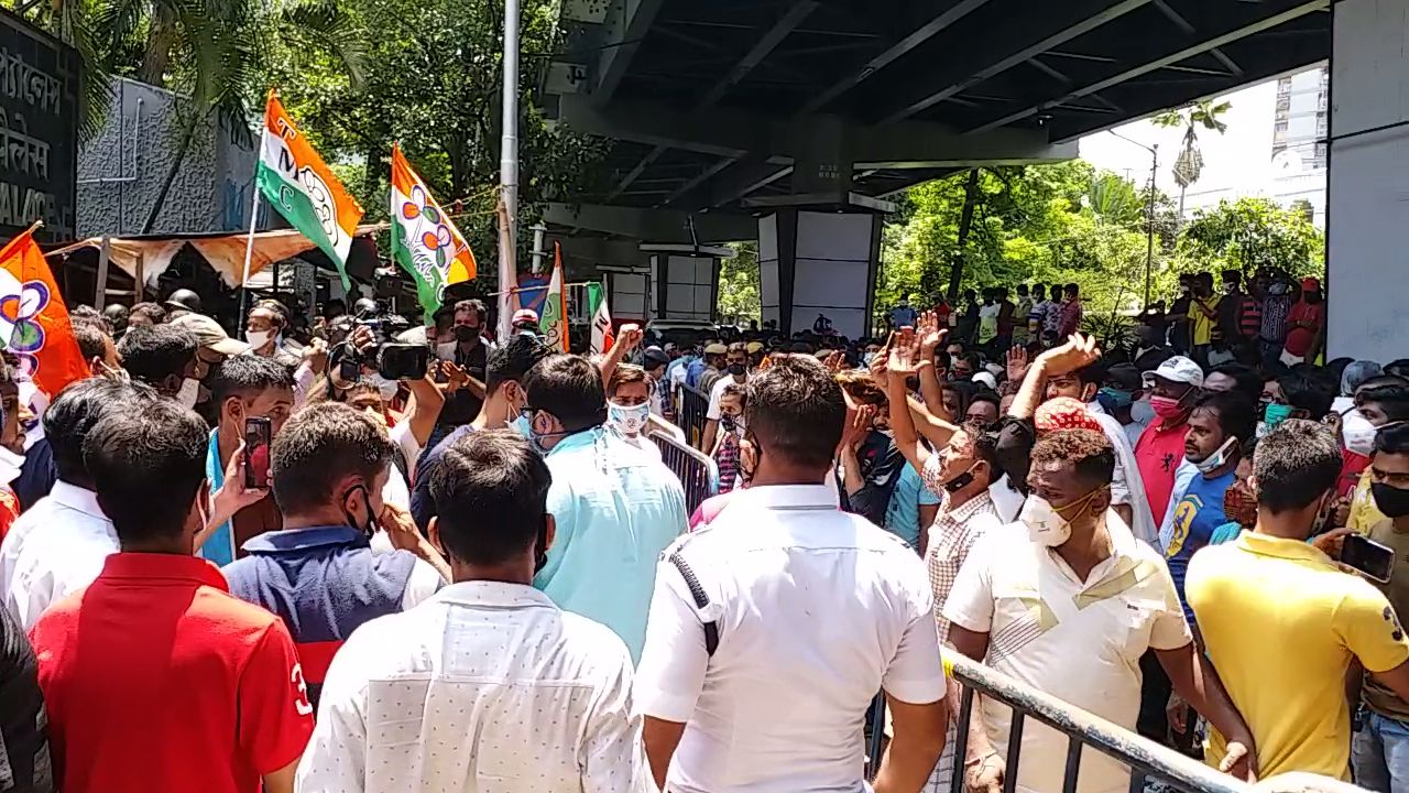 tmc-supporters-protest-outside-nizam-palace