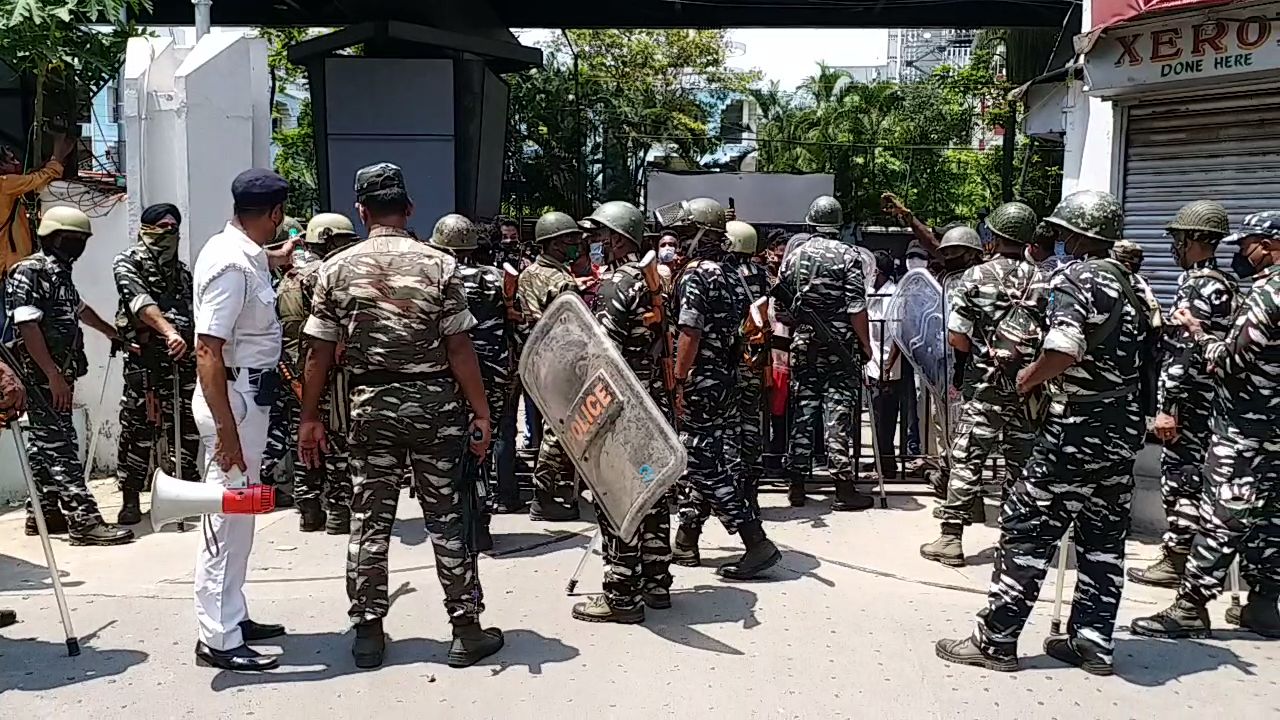 tmc-supporters-protest-outside-nizam-palace